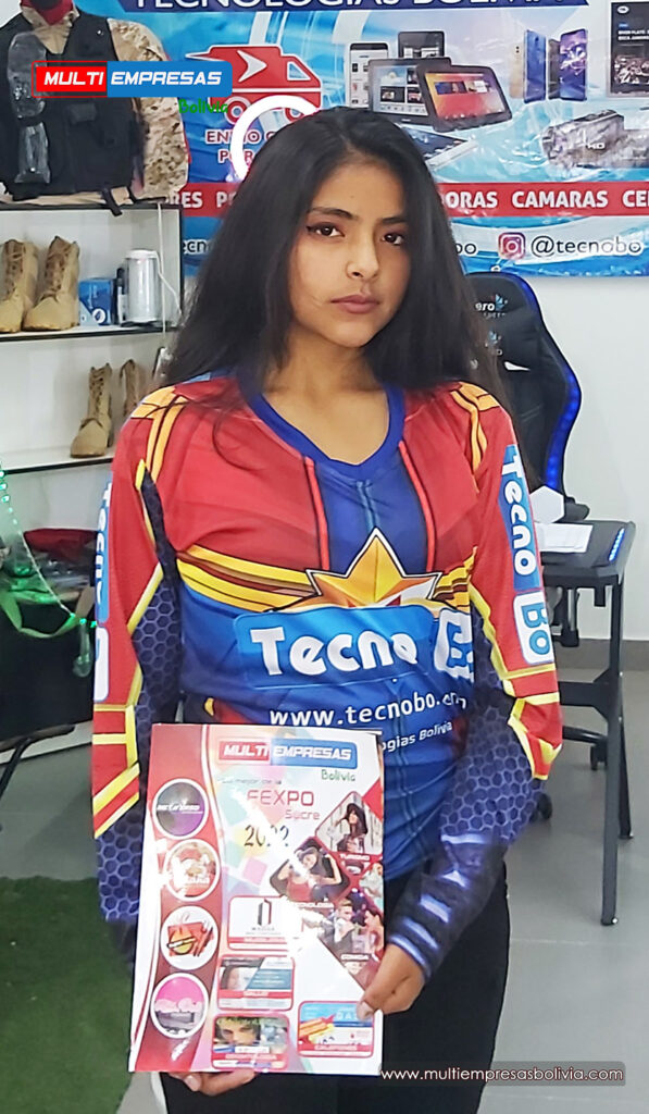 Claudia con la Revista de Multi Empresas Bolivia